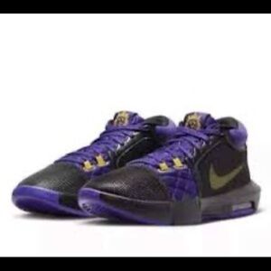 New NIB Nike Lebron Witness 8 VIII SZ 10.5 FB2239 001